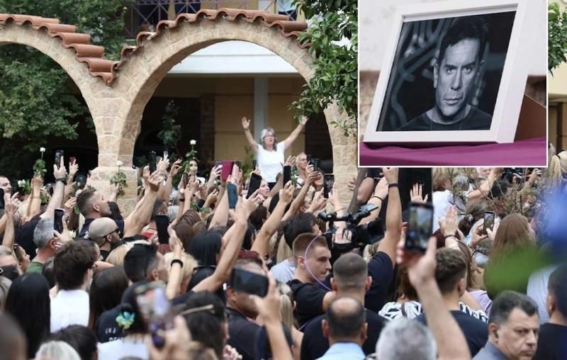 Ανατριχίλα: Πάρα πολύ κόσμος περιμένει τη σορό του Μαζωνάκη για το λαϊκό προσκύνημα στον ιερό ναό Αγ. Τριάδας στη Νίκαια – Δείτε βίντεο