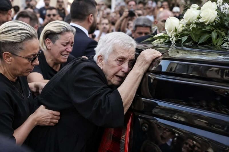 Κηδεία Μαζωνάκη: Γαντζωμένη πάνω στη νεκροφόρα η μάνα του – Ουρλιάζει η Μαρία και λιποθυμάει, μόνο η Βάσω είναι δυνατή