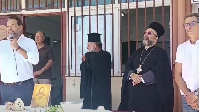 «Τσαντισμένος» δήμαρχος τα έβαλε με μαθητές στον αγιασμό